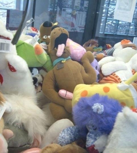 Scooby_fapping_in_a_clawmachine_A_friend_of_mine_found_28fd91_4186553
